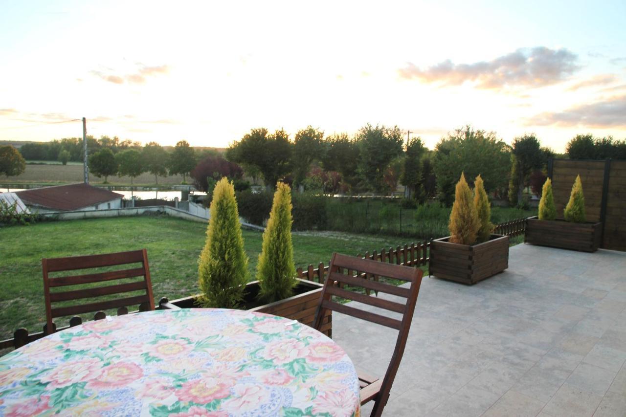 La Maison Et Son Jardin Sur Le Canal De Bourgogne Ravieres Exterior photo