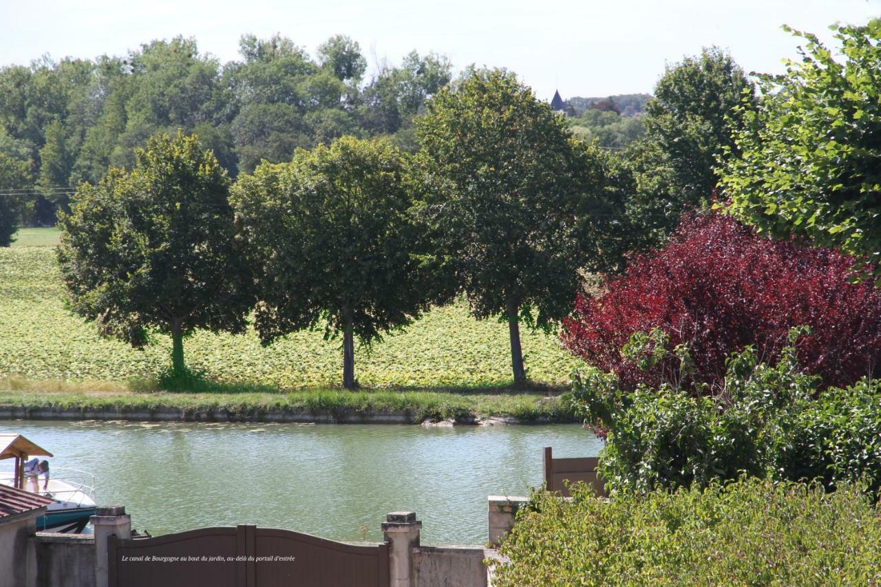La Maison Et Son Jardin Sur Le Canal De Bourgogne Ravieres Exterior photo