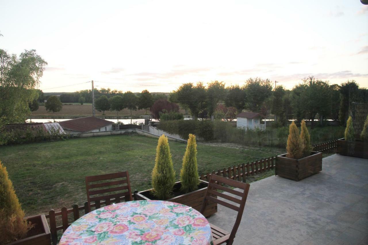 La Maison Et Son Jardin Sur Le Canal De Bourgogne Ravieres Exterior photo